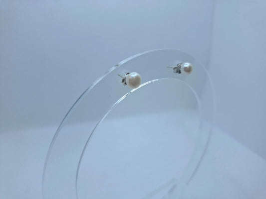Earring: Pearl stud