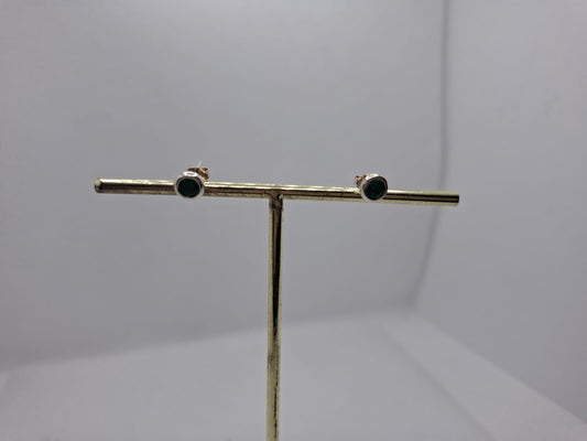 Earring: 5mm emrald stud