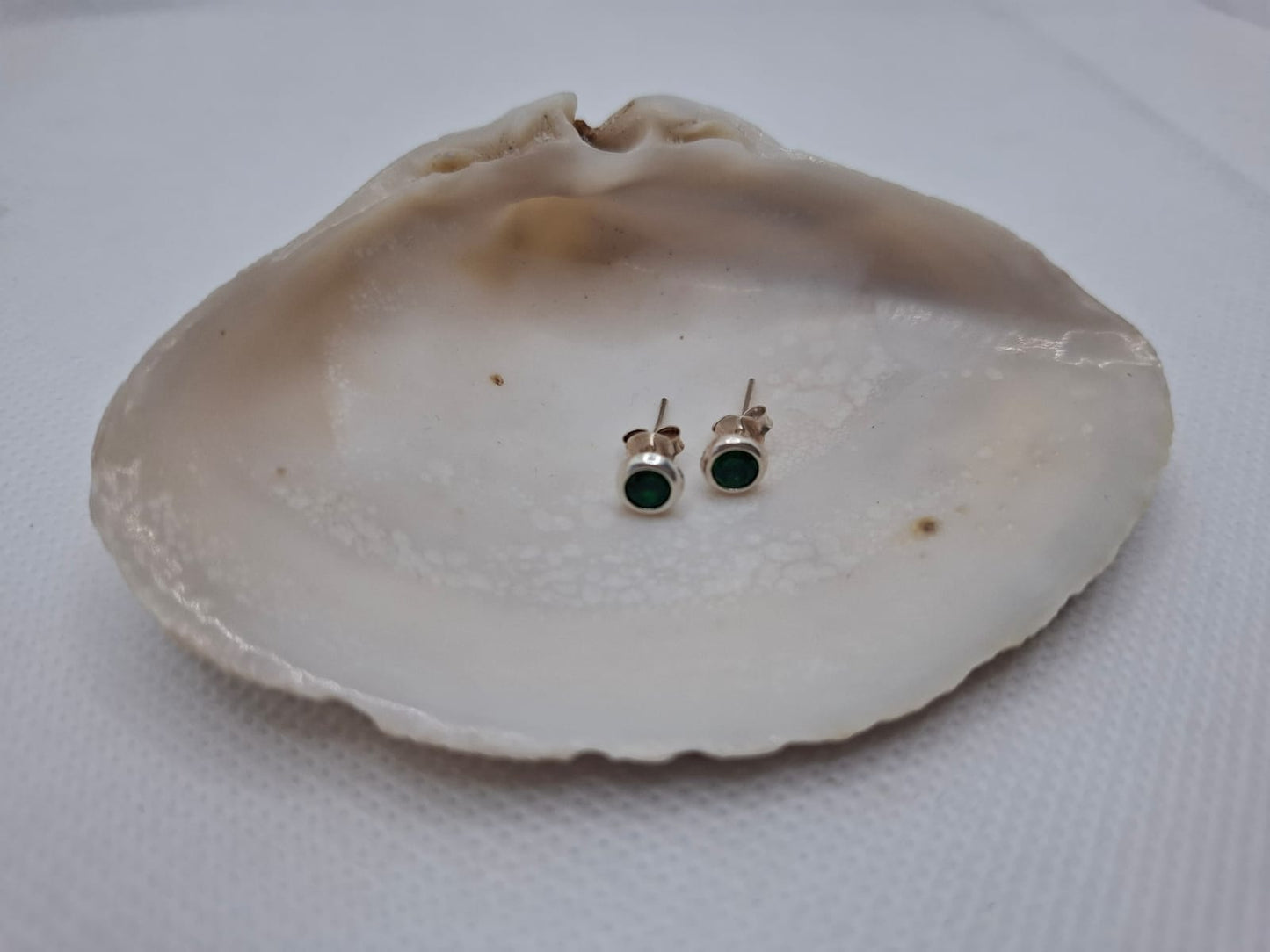 Earring: 5mm emrald stud
