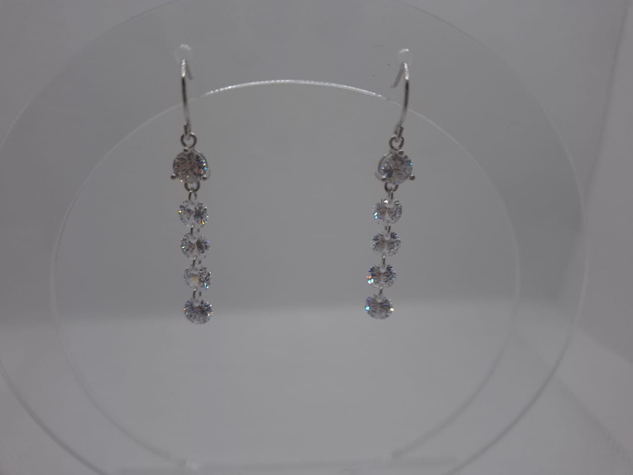 Earring: Dangling Diamante drop earring
