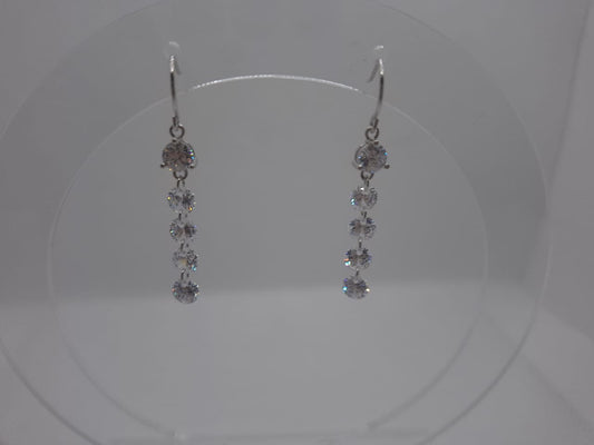 Earring: Dangling Diamante drop earring