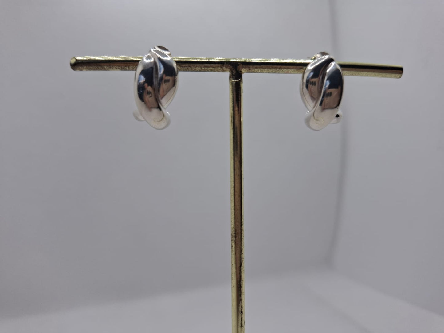 Earring: Knot stud
