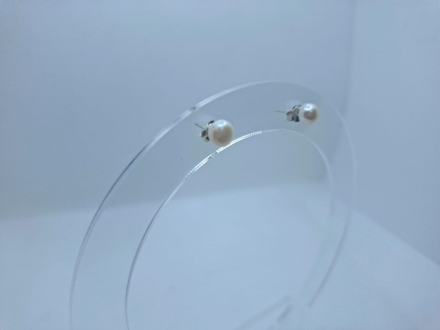 Earring: Pearl stud
