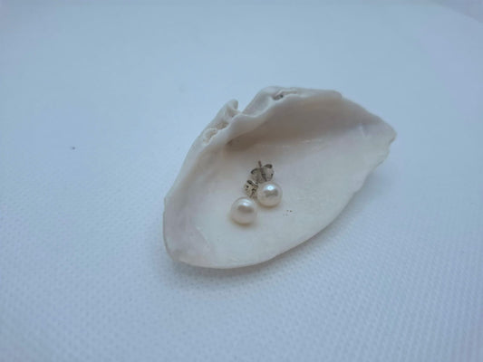 Earring: Pearl stud