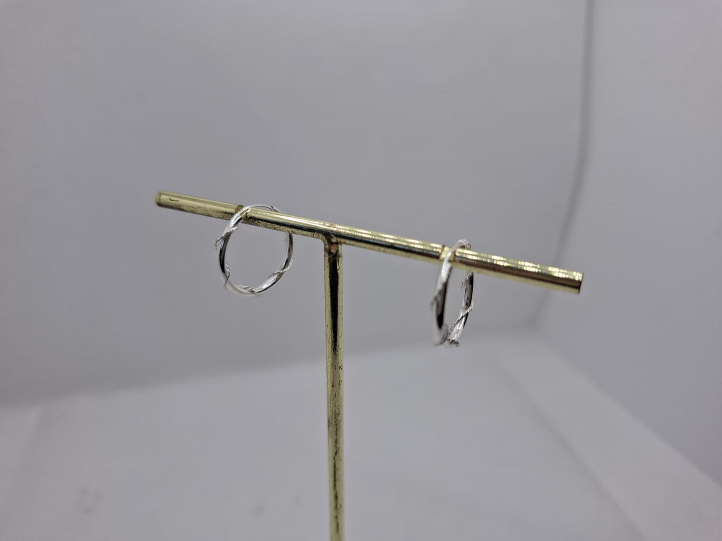 Earring: 16mm twisted sleepers
