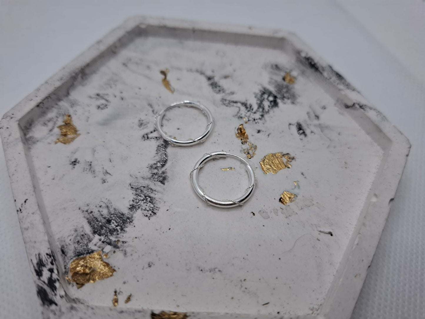 Earring: 16mm twisted sleepers